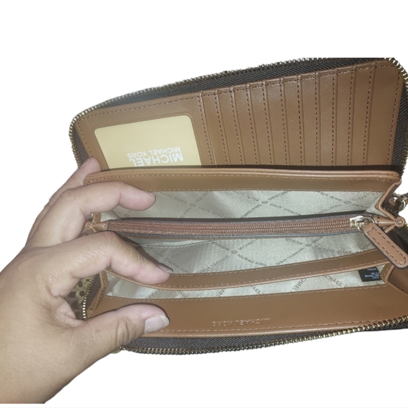 Michael Kors Wallet - Picture 4 of 8